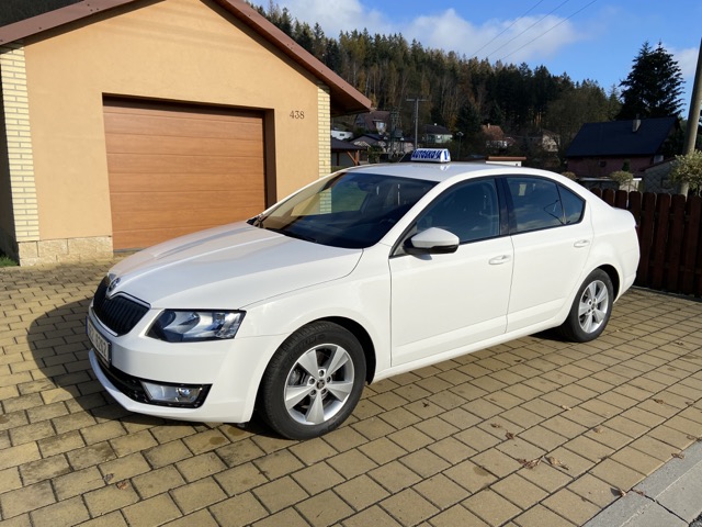 Škoda Octavia 1.4 TSI Style G-Tec z předního boku