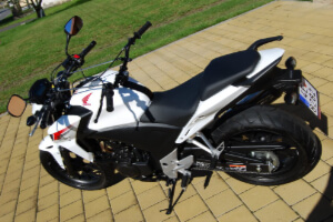 Honda CB 500 F z boku