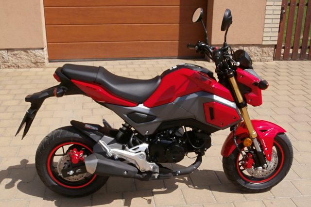 Boční pohled na motocykl Honda MSX 125