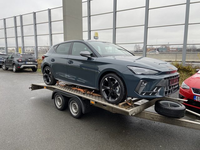Cupra Leon na přepravníku z předního boku