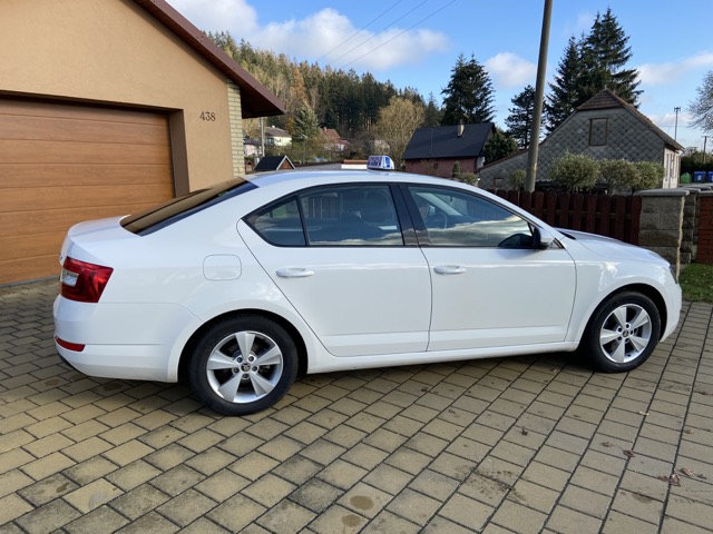 Škoda Octavia 1.4 TSI Style G-Tec z pravého boku