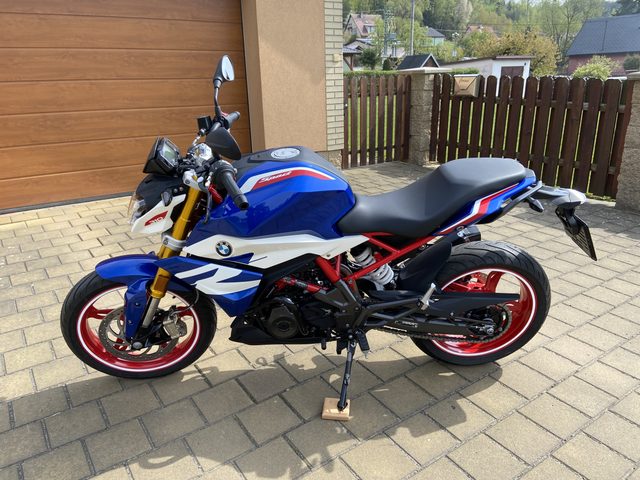 BMW G310R z levého boku