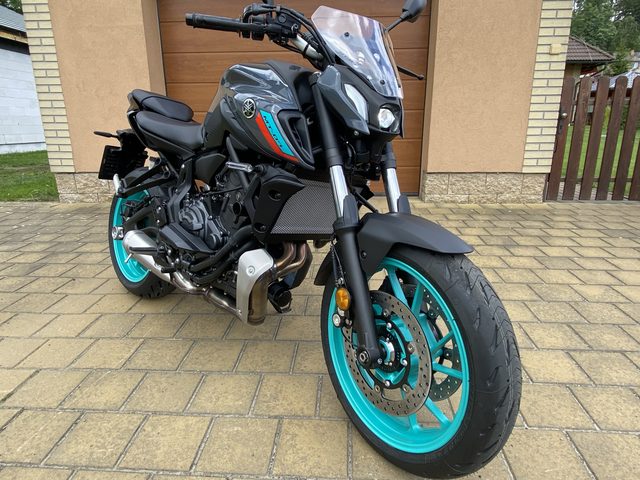 YAMAHA MT-07 ABS z předního boku