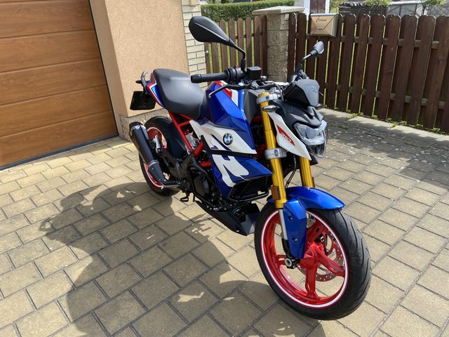 BMW G310R z pravého předního boku